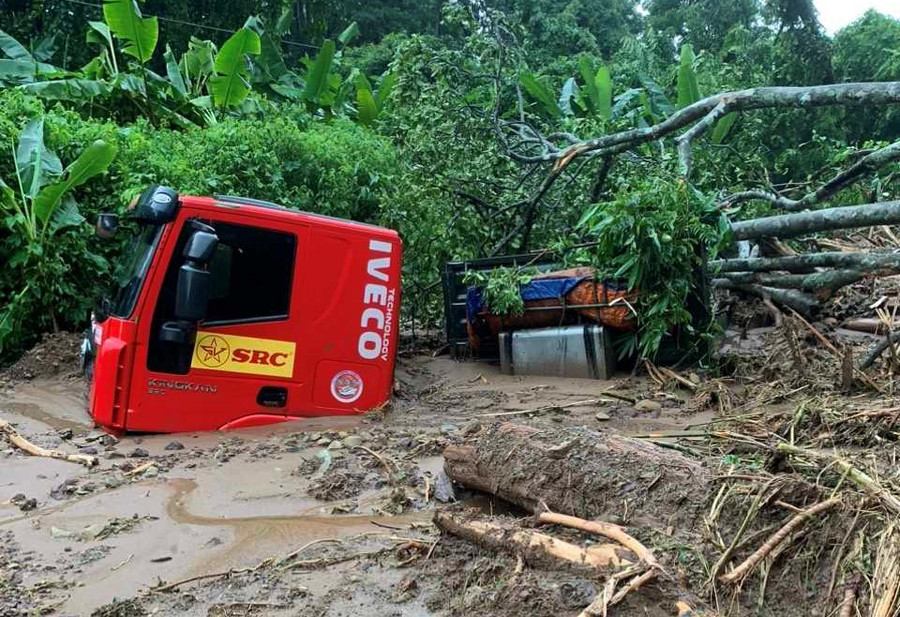 Vụ sạt lở trên tuyến độc đạo nối Cửa khẩu quốc tế Cầu Treo với Lào gây thiệt hại lớn. Vụ sạt lở trên tuyến độc đạo nối Cửa khẩu quốc tế Cầu Treo với Lào gây thiệt hại lớn.