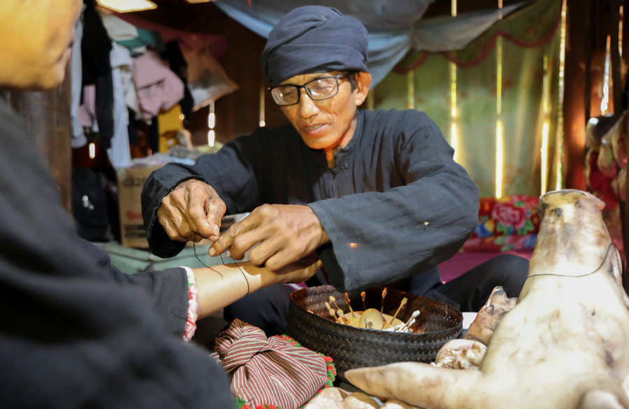 Nghi thức buộc chỉ cổ tay cầu mong năm mới nhiều may mắn. Nghi thức buộc chỉ cổ tay cầu mong năm mới nhiều may mắn.