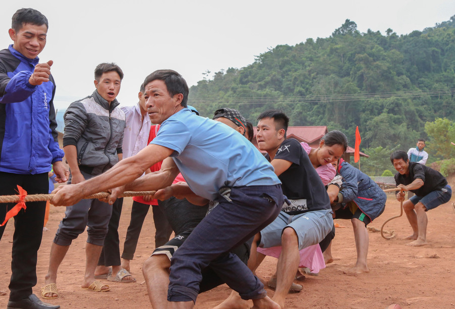 Kéo co là trò chơi truyền thống không thể thiếu giúp khuấy động không khí tại Tết hoa mào gà. Kéo co là trò chơi truyền thống không thể thiếu giúp khuấy động không khí tại Tết hoa mào gà.