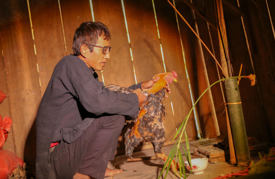 Thầy mo Lù Văn Chanh thực hiện nghi thức cúng tại các gia đình Thầy mo Lù Văn Chanh thực hiện nghi thức cúng tại các gia đình