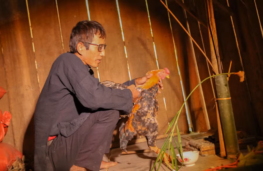 Thầy mo Lù Văn Chanh thực hiện nghi thức cúng tại các gia đình