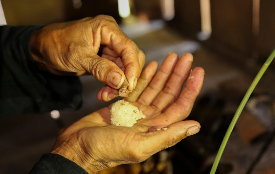 Xôi cúng không thể thiếu trong nghi thức làm lễ là nông sản do bà con tự trồng cấy. Xôi cúng không thể thiếu trong nghi thức làm lễ là nông sản do bà con tự trồng cấy.