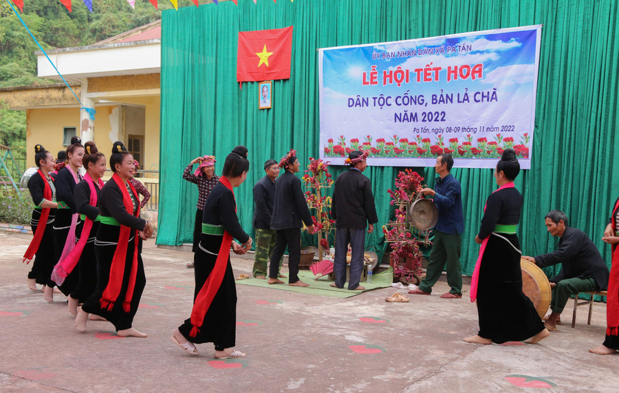 Bà con trong bản vui hội trong tiếng cồng, chiêng. Bà con trong bản vui hội trong tiếng cồng, chiêng.