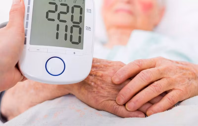 Chúng ta nên tầm soát bệnh loãng xương ở những người bị huyết áp cao.