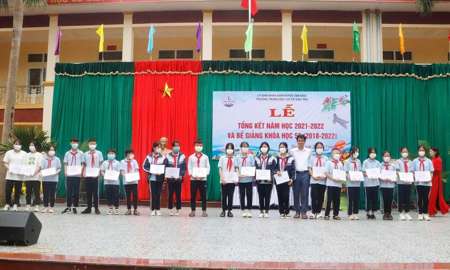 Trường THCS Đạo Trù (huyện Tam Đảo) khen thưởng học sinh có thành tích trong năm học 2021 - 2022. Trường THCS Đạo Trù (huyện Tam Đảo) khen thưởng học sinh có thành tích trong năm học 2021 - 2022.
