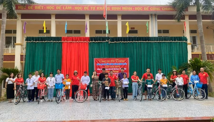 Tặng xe cho học sinh có hoàn cảnh khó khăn vươn lên trong học tập tại Trường THCS Đạo Trù.