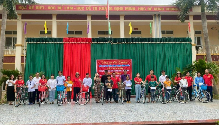 Tặng xe cho học sinh có hoàn cảnh khó khăn vươn lên trong học tập tại Trường THCS Đạo Trù. Tặng xe cho học sinh có hoàn cảnh khó khăn vươn lên trong học tập tại Trường THCS Đạo Trù.