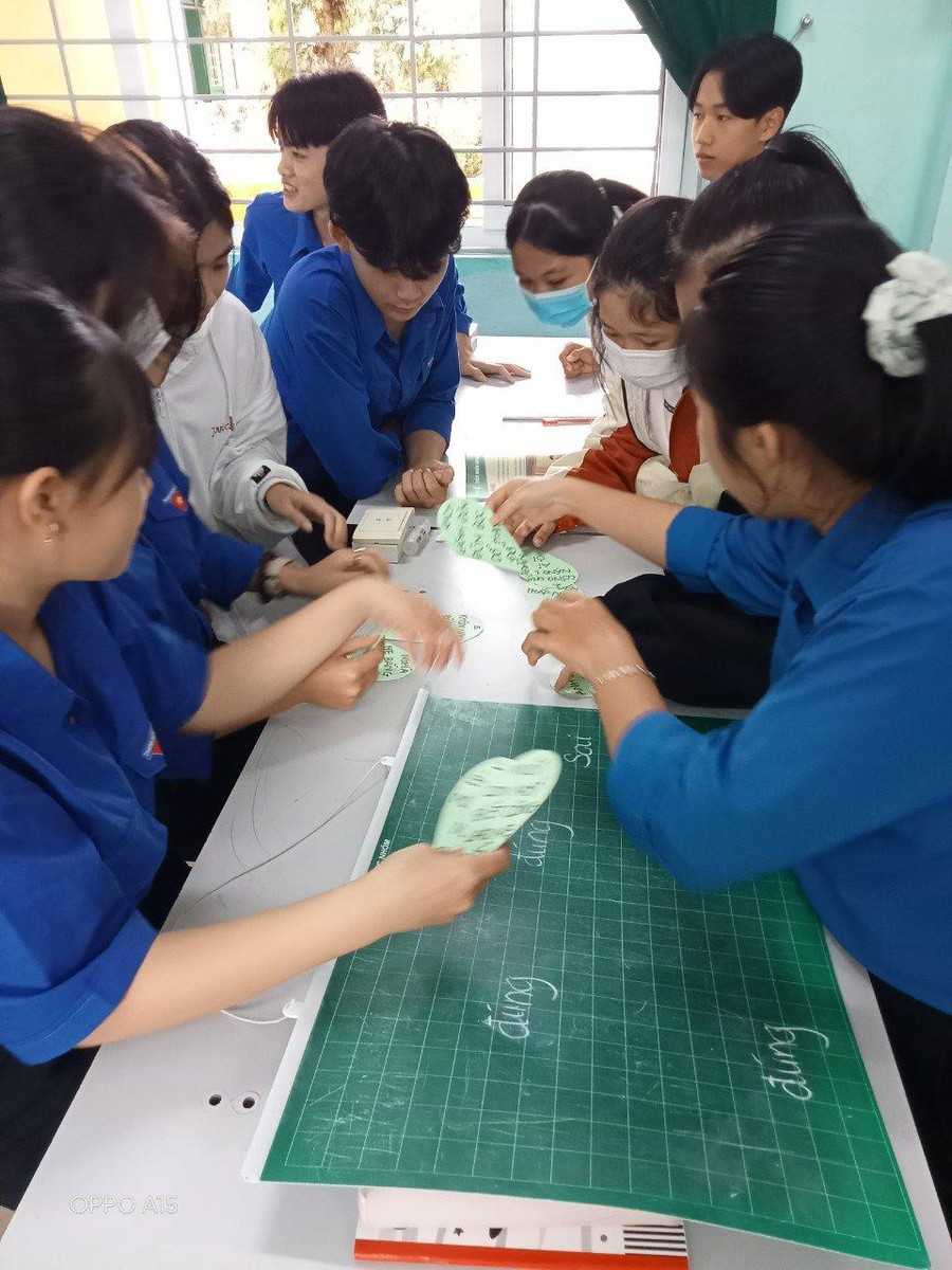 Tổ chức sinh hoạt đầu tuần cho học sinh vào tiết chào cờ.