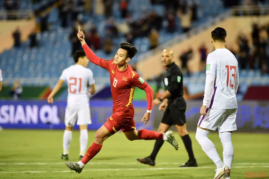  Đội tuyển Việt Nam (áo sẫm) thắng đội tuyển Trung Quốc 3-1 trong khuôn khổ vòng loại thứ 3 World Cup 2022.