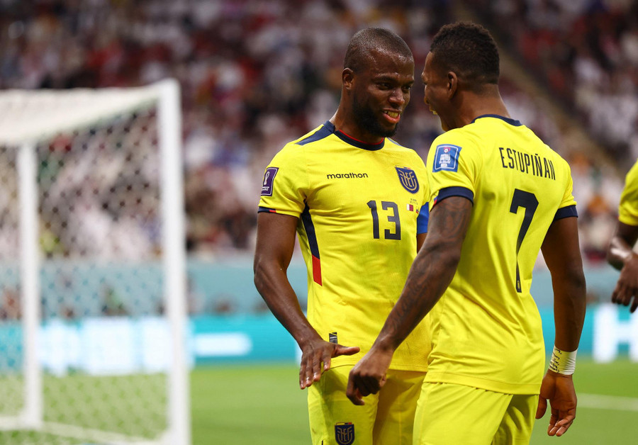 Enner Valencia (13) ăn mừng bàn thắng vào lưới Qatar.