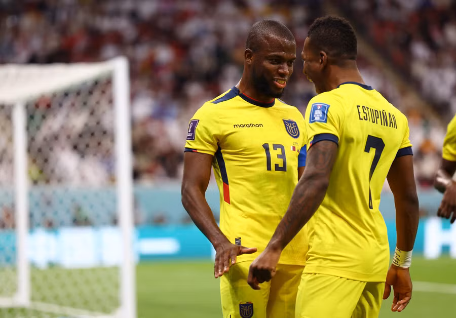 Enner Valencia (13) ăn mừng bàn thắng vào lưới Qatar.