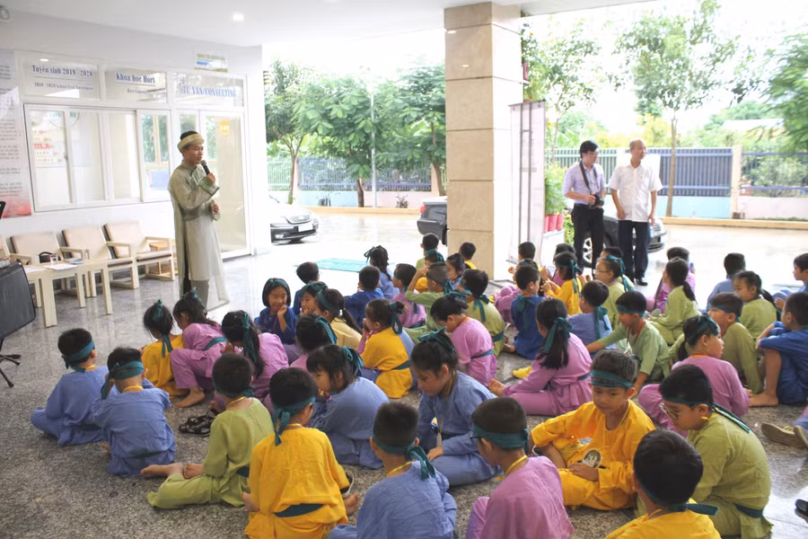 Đất Sen hồng không ngừng học tập