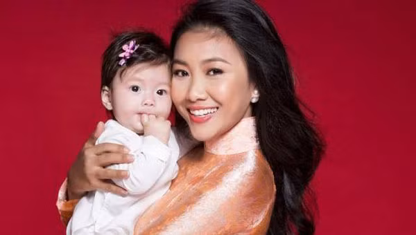 Bé Sol nhà Đoan Trang chào đời nặng 3,4 kg. Ảnh: Facebook.