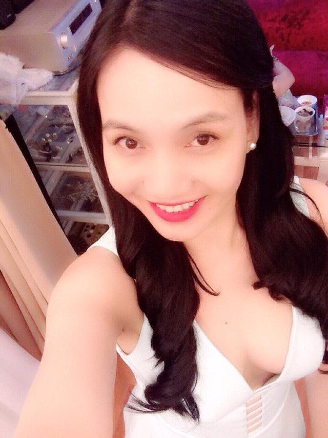 Chị gái mặn mà, em gái đẹp như hot girl của Vũ Hoàng Điệp ảnh 7 Nóng bỏng, sexy là phong cách thường thấy của Nhà thiết kế này.