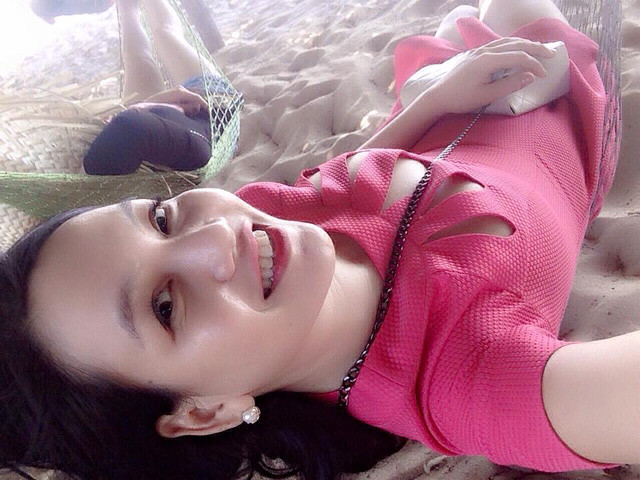 Chị gái mặn mà, em gái đẹp như hot girl của Vũ Hoàng Điệp ảnh 6 Dù không xinh đẹp xuất chúng nhưng chị gái Vũ Hoàng Điệp lại sở hữu vẻ đằm thắm và nữ tính.