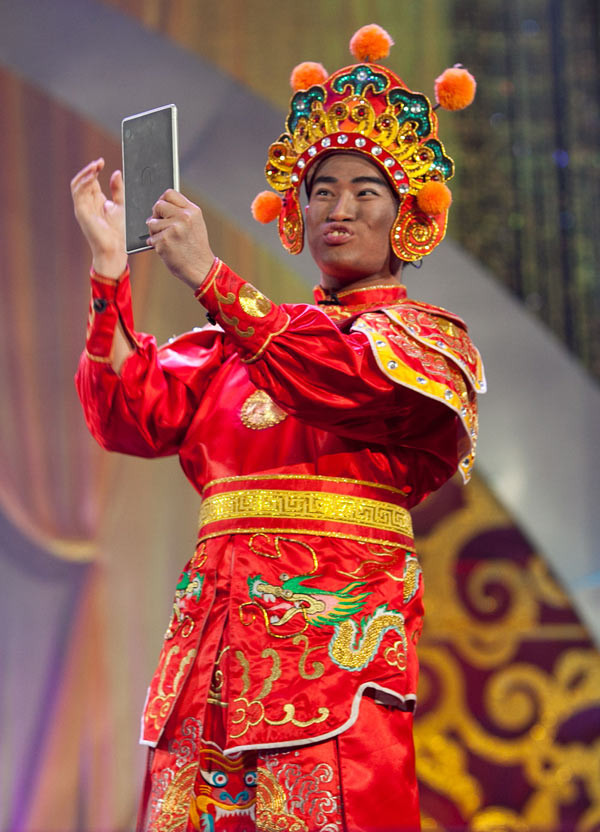 Minh Quân bật mí nguồn gốc biệt danh “khỉ đầu chó” của nhân vật Thiên Lôi ảnh 3 Ngay từ lần đầu tiên xuất hiện trên sân khấu Táo quân vào năm 2013, Minh Quân đã khiến khán giả truyền hình cười không dứt bởi tạo hình khó đỡ