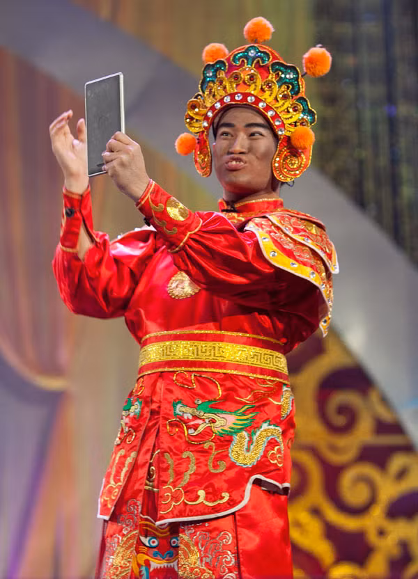  Ngay từ lần đầu tiên xuất hiện trên sân khấu Táo quân vào năm 2013, Minh Quân đã khiến khán giả truyền hình cười không dứt bởi tạo hình khó đỡ 