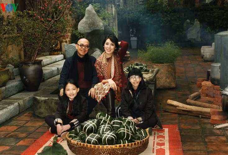 hoa si thanh chuong xung xinh ao dai don tet cung gia dinh o viet phu hinh 12