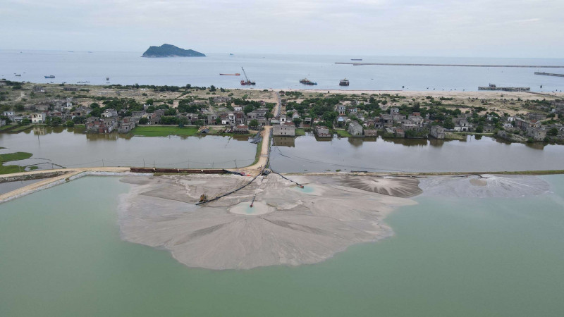 Bãi thải của Dự án Nạo vét giai đoạn 2 khu vực kênh xả, kênh nhập nước làm mát Nhà máy Nhiệt điện Vũng Áng II tại xã Kỳ Lợi cách nhau khoảng 400m. (Ảnh: T.H) Bãi thải của Dự án Nạo vét giai đoạn 2 khu vực kênh xả, kênh nhập nước làm mát Nhà máy Nhiệt điện Vũng Áng II tại xã Kỳ Lợi cách nhau khoảng 400m. (Ảnh: T.H)