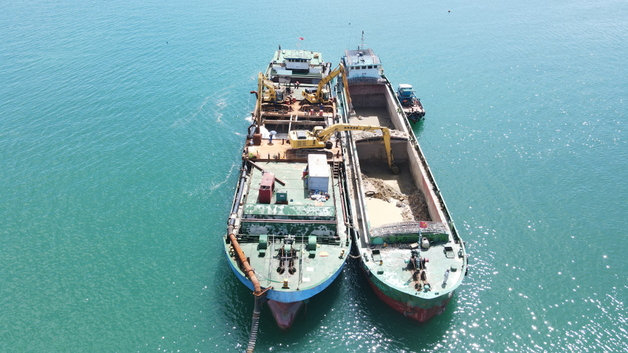 Tàu Đức Thịnh 88 (bên trái) dùng hệ thống máy bơm để bơm nước từ biển lên khoang tàu trộn với các vật liệu nạo vét vừa múc từ con tàu ký hiệu TRANCO 18 - Vr15038053, NĐ-4096 để bơm lên bãi thải của Dự án nạo vét giai đoạn 2 khu vực kênh xả, kênh nhập nước làm mát Nhà máy Nhiệt điện Vũng Áng II tại xã Kỳ Lợi. (Ảnh: T.H) Tàu Đức Thịnh 88 (bên trái) dùng hệ thống máy bơm để bơm nước từ biển lên khoang tàu trộn với các vật liệu nạo vét vừa múc từ con tàu ký hiệu TRANCO 18 - Vr15038053, NĐ-4096 để bơm lên bãi thải của Dự án nạo vét giai đoạn 2 khu vực kênh xả, kênh nhập nước làm mát Nhà máy Nhiệt điện Vũng Áng II tại xã Kỳ Lợi. (Ảnh: T.H)