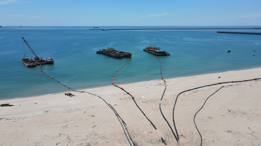 Các tàu bơm thải từ khu vực biển Kỳ Lợi... Các tàu bơm thải từ khu vực biển Kỳ Lợi...