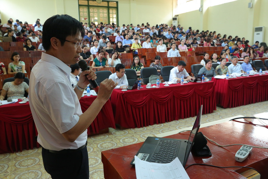 Các giảng viên trình bày báo cáo khoa học tại hội thảo. Ảnh Việt Hà Các giảng viên trình bày báo cáo khoa học tại hội thảo. Ảnh Việt Hà