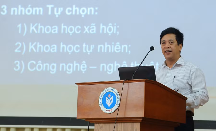 PGS.TS Nguyễn Phúc Chỉnh trình bày báo cáo khoa học tại hội thảo. Ảnh Việt Hà