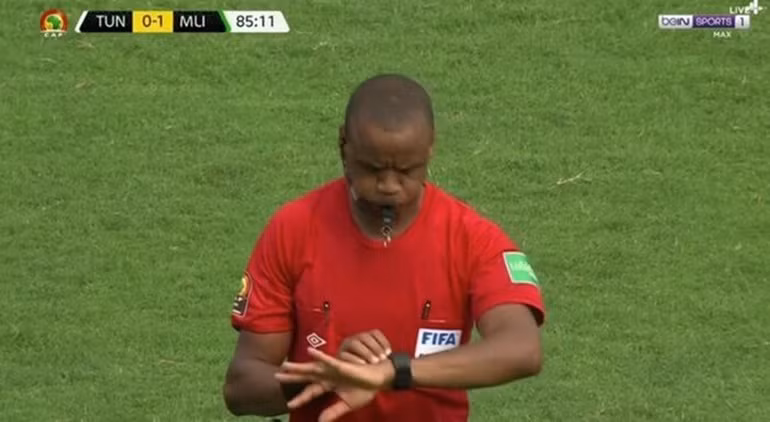 Trọng tài Sikazwe nổi còi kết thúc trận đấu ở phút 85. (Ảnh Reuters).