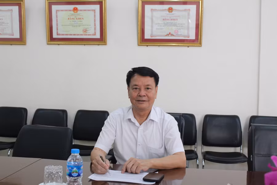 Ông Đoàn Xuân Tiếp trao đổi với Báo GD&amp;TĐ.