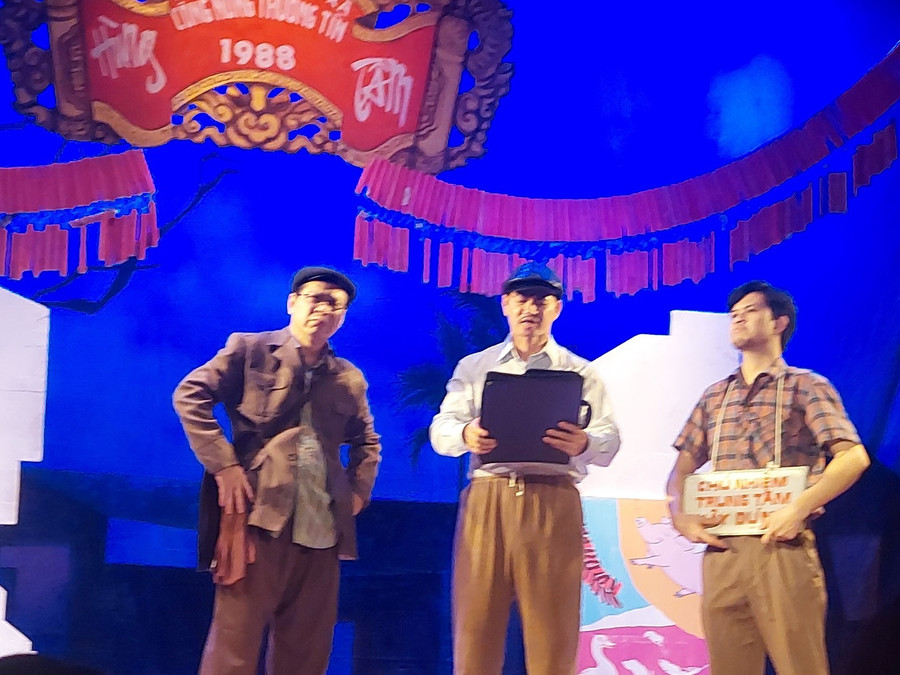 Lớp diễn bổ nhiệm chức vụ đặc sắc trong vở kịch &apos;Bệnh sĩ&apos; của Nhà hát Kịch Việt Nam. Ảnh: Bình Thanh.