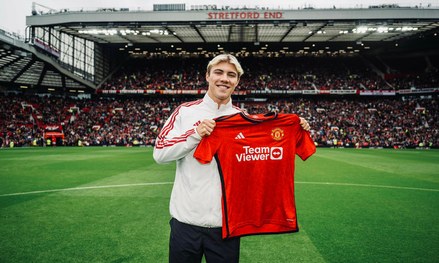 Tiền đạo Rasmus Hojlund ra mắt Man Utd.