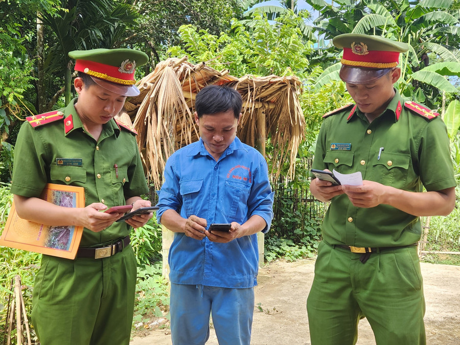 Cán bộ Công an huyện Lang Chánh hướng dẫn người dân cài đặt, kích hoạt tài khoản định danh điện tử.