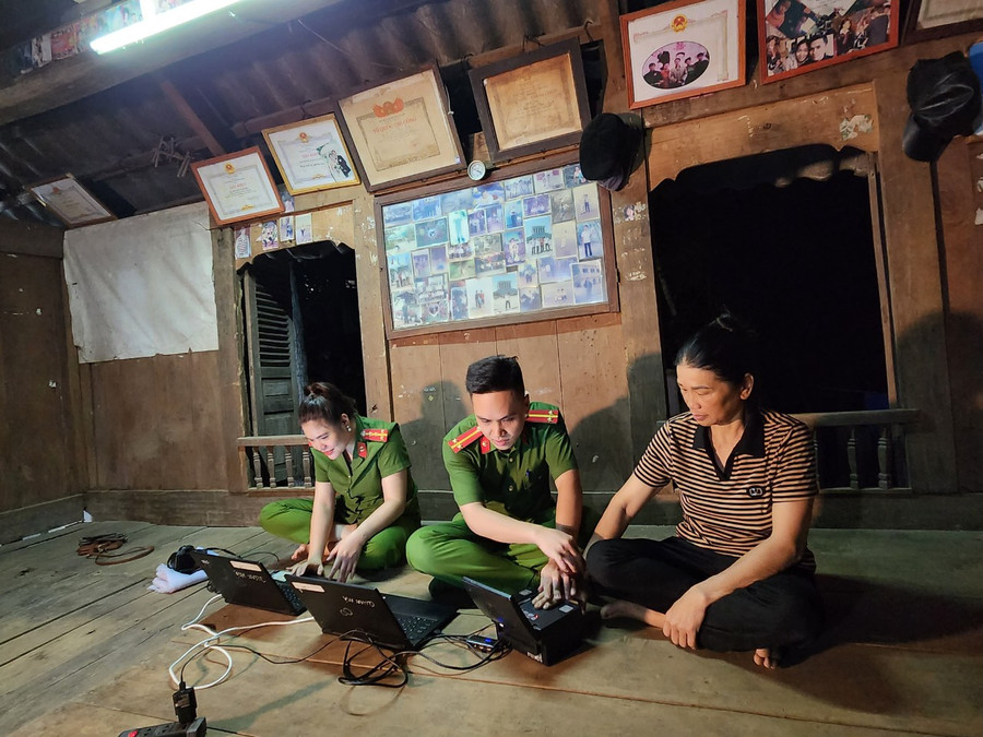 Cán bộ Công an huyện Quan Hóa đến tận nhà cài đặt, kích hoạt tài khoản định danh điện tử cho người dân.