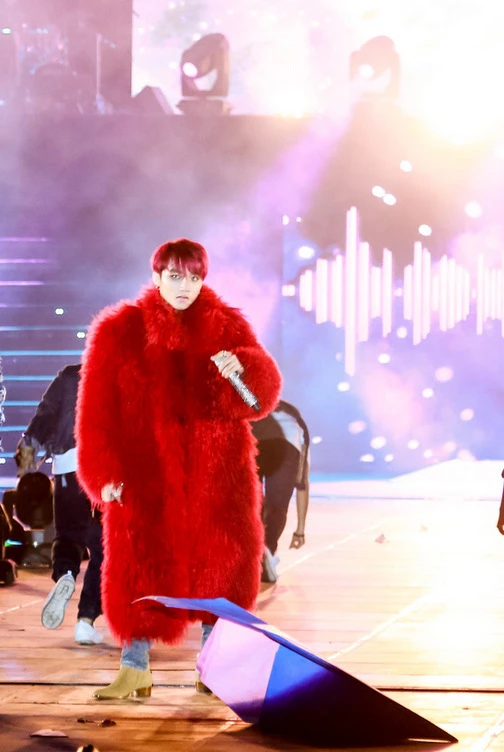 Sơn Tùng bị "dìm hàng" khi so ảnh áo lông đỏ với G-Dragon
