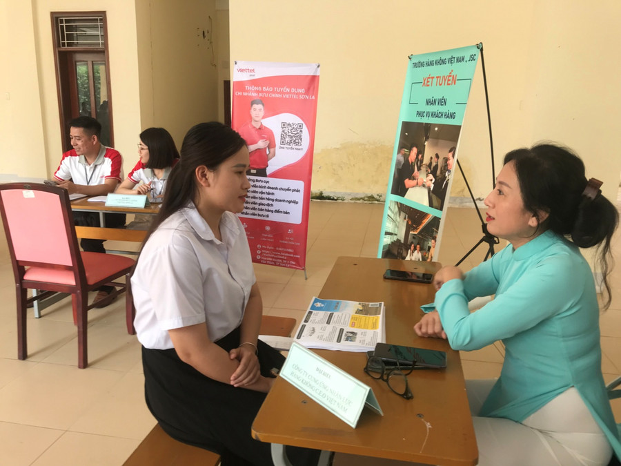 Cán bộ, giáo viên nhà trường tư vấn ngành học cho sinh viên. Cán bộ, giáo viên nhà trường tư vấn ngành học cho sinh viên.