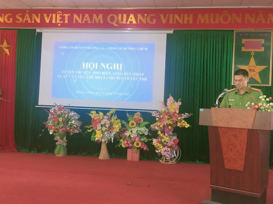 Thiếu tá Đinh Văn Ngoan, Phó trưởng Công an huyện Mường La phát biểu.