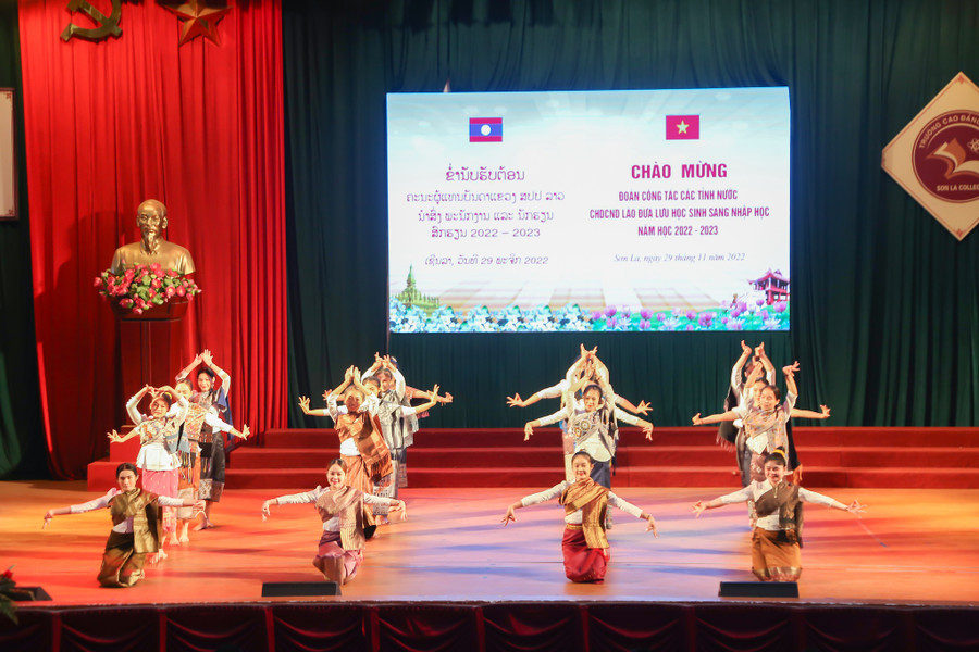 Tiết mục văn nghệ chào mừng đoàn lưu học sinh Lào sang học tập. Tiết mục văn nghệ chào mừng đoàn lưu học sinh Lào sang học tập.