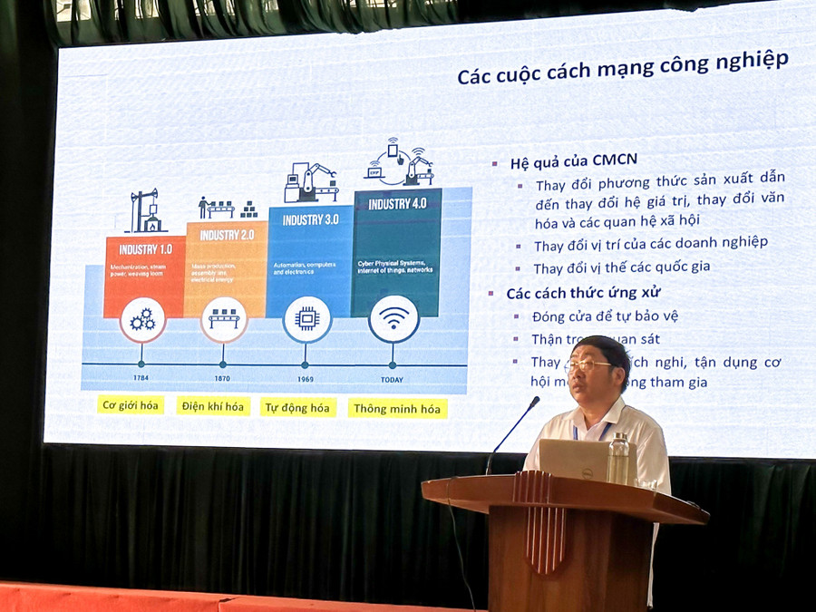 Ông Nguyễn Đức Long trong một buổi giảng dạy. Ông Nguyễn Đức Long trong một buổi giảng dạy.