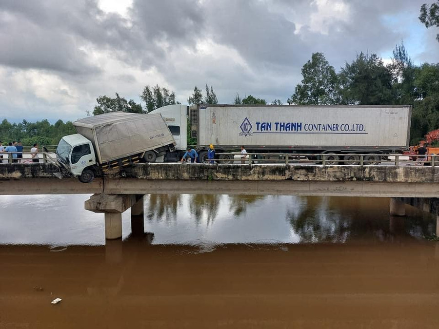 Chiếc xe tải nằm chới với trên thành cầu sau khi xảy ra tai nạn. Chiếc xe tải nằm chới với trên thành cầu sau khi xảy ra tai nạn.