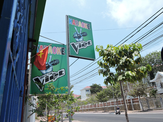 Chưa bị phạt, quán karaoke đánh khách đã “tự xử“ ảnh 2 Chủ quán đã tự giao nộp lại giấy phép kinh doanh và hứa sẽ tháo bảng hiệu không kinh doanh nữa