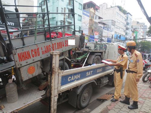 Lực lượng CSGT – CATP Hà Nội xử lý nhiều trường hợp điều khiển xe ba bánh tự chế vi phạm.