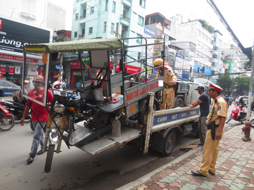 Lực lượng CSGT xử lý xe 3 bánh giả danh thương binh.