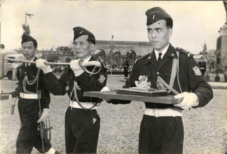 Năm 1952, người Pháp trao trả bộ ấn kiếm cho cựu hoàng Bảo Đại. Năm 1952, người Pháp trao trả bộ ấn kiếm cho cựu hoàng Bảo Đại.