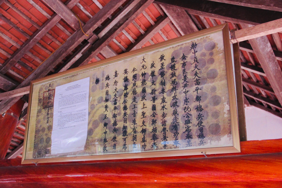 Tờ sắc phong cho cụ Nguyễn Công Ban (1693), một trong những sắc phong thuộc bộ sưu tập Văn bản Hán Nôm làng Trường Lưu.