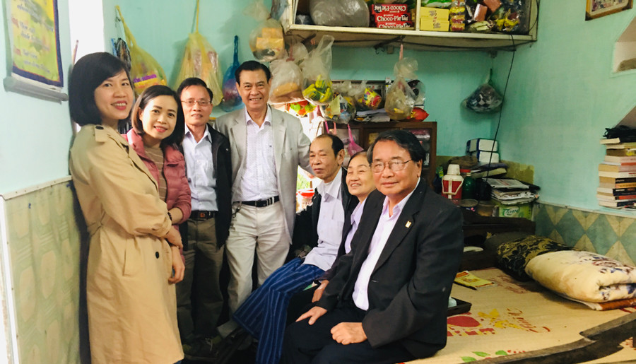 Bạn bè văn chương đến thăm gia đình nhà văn. Ảnh: Anh Thư Bạn bè văn chương đến thăm gia đình nhà văn. Ảnh: Anh Thư