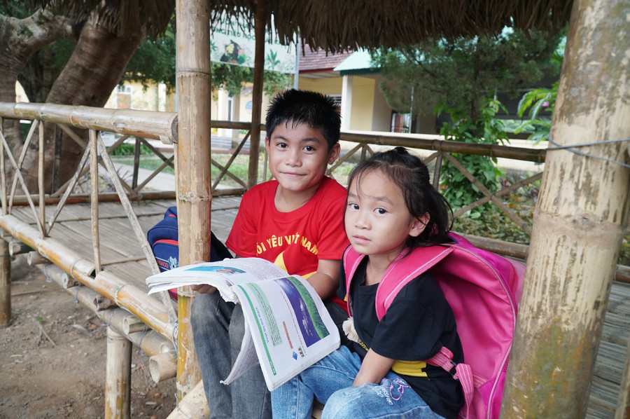 Hai anh em La Thị Như, La Thanh Bạch từ bản Khe Nóng ra ở với ông bà tại bản Châu Sơn để đi học. Hai anh em La Thị Như, La Thanh Bạch từ bản Khe Nóng ra ở với ông bà tại bản Châu Sơn để đi học.