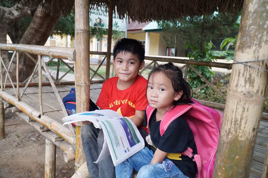 Hai anh em La Thị Như, La Thanh Bạch từ bản Khe Nóng ra ở với ông bà tại bản Châu Sơn để đi học.