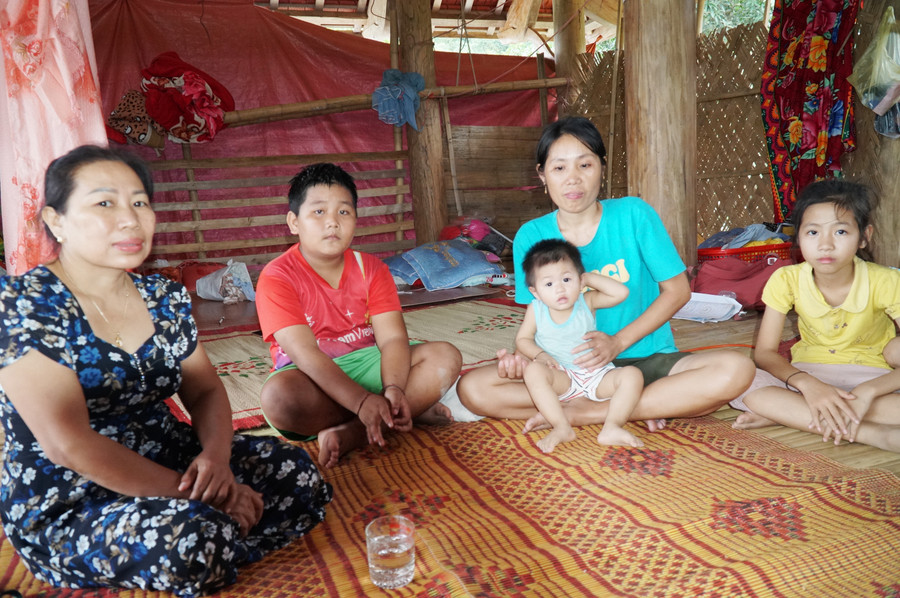 Cô Lê Thị Thanh đến thăm hỏi, động viên em La Văn Quân xa gia đình ra ở nhà anh chị họ để đi học. Cô Lê Thị Thanh đến thăm hỏi, động viên em La Văn Quân xa gia đình ra ở nhà anh chị họ để đi học.