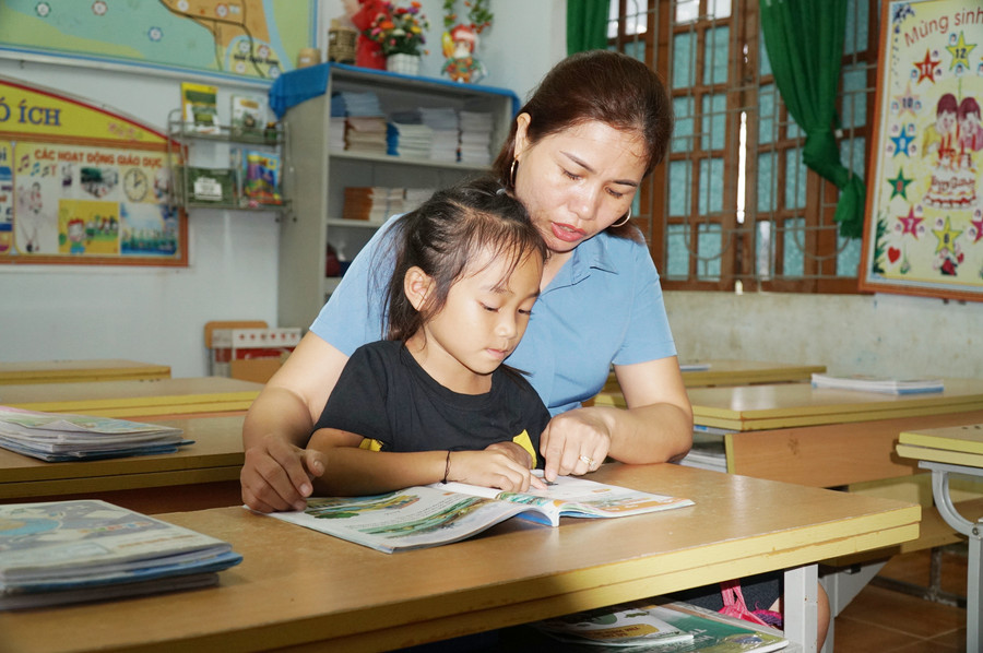 Ngoài giờ học, cô Lê Thanh Thủy thường dành thời gian ở lại phụ đạo thêm cho em La Thị Như. Ngoài giờ học, cô Lê Thanh Thủy thường dành thời gian ở lại phụ đạo thêm cho em La Thị Như.