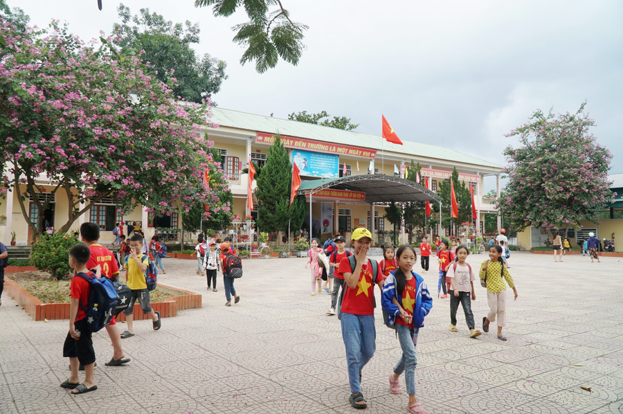 Học sinh tại điểm chính Trường Tiểu học Châu Khê (huyện Con Cuông, Nghệ An) giờ tan học. Học sinh tại điểm chính Trường Tiểu học Châu Khê (huyện Con Cuông, Nghệ An) giờ tan học.